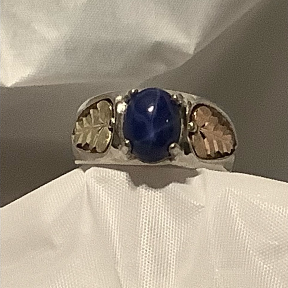 Extraordinary Star synthetic sapphire in Tricolor ring. Unique vintage ring.